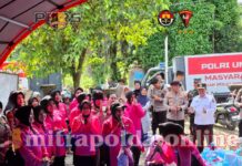 Kapolda Sumbar dan Ketua Bhayangkari Serahkan Bantuan Perlengkapan Sekolah untuk Anak Korban Galodo di Palimbayan